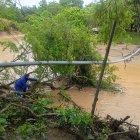 Un técnico de la Junta de Agua Potable de Manglaralto trata de poner a buen recaudo la tuberia principal de agua que abastece a tres comunas del norte peninsular