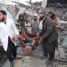 Víctimas de presuntos ataques aéreos pakistaníes son evacuadas del lugar, en Kabul, Afganistán, el 17 de marzo de 2026.