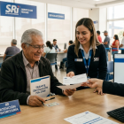 Adulto mayor realiza el trámite de devolución del IVA en el SRI, proceso que puede consultarse con número de cédula.