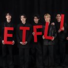 Los integrantes de BTS promocionando lo nuevo en Netflix.