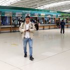 Ruta. Los usuarios acudían a la terminal de Quitumbe para consultar los horarios, mientras otras ventanillas lucían vacías.