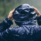 Referencial.Una persona se protege de la lluvia intensa, mientras Ecuador enfrenta tormentas asociadas a fenómenos climáticos regionales