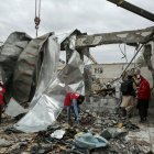 Servicios de salvamento entre los escombros del centro sanitario de Kabul atacado por Pakistán.