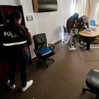 Dirigentes y militantes de la Revolución Ciudadana denunciaron un operativo policial en la sede del movimiento político.