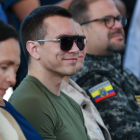 Autoridades y ciudadanos comparten espacio durante una ceremonia con presencia de las Fuerzas Armadas en Ecuador.