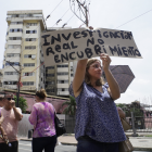 Protestas. Con una pancarta y gritos, los afectados reclamaron respuestas de las autoridades. Piden que no haya encubrimiento en las investigaciones.