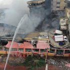 El edificio aún tiene vehículos atrapados en su interior