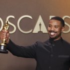 El actor Michael B. Jordan sosteniendo su Óscar.