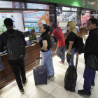 Usuarios hacen fila en la Terminal de Guayaquil para las últimas salidas de buses antes del toque de queda.