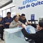 Laura Arenillo llegó a la agencia de la Epmaps. Asegura que el valor de la tasa subió su factura y no le aplican el descuento de la tercera edad.