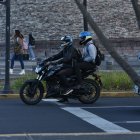 Incumplimiento. La normativa prohíbe que dos personas circulen en una moto, sin embargo no se cumple pese a los operativos y sanciones.