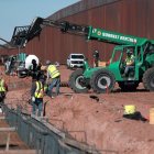 Obreros estadounidenses construyen un muro fronterizo, entre El Paso y Ciudad Juárez (México).