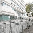 Cerco. La Policía ha instalado vallas metálicas en los exteriores de la Corte Constitucional, en Quito.