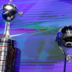 Los trofeos de la Copa Libertadores y la Copa Sudamericana.