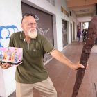 Luis Alberto Rivas, conocido como Maestro Roshi, ofrece plumas de colores en el centro de Guayaquil.
