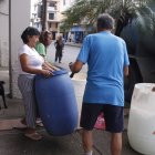 Vecinos de las calles Cuenca y Esmeraldas, en el centro de Durán, compraron agua por tanquero.
