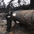 Trabajadores ucranianos reparan una central térmica tras un bombardeo ruso.