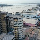 Las torres del centro comercial Multicomercio quedaron seriamente afectadas por el incendio que se extendió durante cinco días.