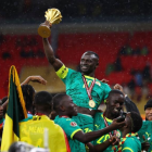 Sadio Mané de Senegal levanta el trofeo con sus compañeros de equipo mientras celebran tras ganar la Copa Africana de Naciones