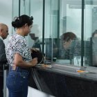 Personas solicitan crédito en la banca pública.