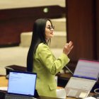 Viviana Veloz durante la interpelación a Mario Godoy en la Asamblea Nacional de Ecuador.