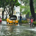 En el norte y en el sur los vehículos se quedaron dañados a causa del aguacero.