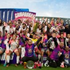 El Club Ñañas celebrando su primer campeonato de Superliga Femenina esta temporada.