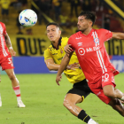 Miguel Parrales disputa un balón con un jugador de Argentinos Jrs.
