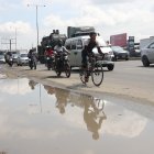 El problema no se limita a las vías internas, sino también a la avenida León Febres Cordero, donde en lugar de aceras hay huecos y baches.