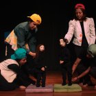 La obra es un montaje del Taller de Práctica Escénica de la Carrera de Artes Escénicas de la Facultad de Artes de la Universidad Central del Ecuador.