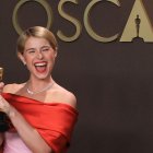 Jessie Buckley al recibir su Óscar.