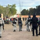 Integrantes de la Guardia Nacional de México custodian la zona donde se cometió un ataque armado en calles del estado de Guanajuato (México).