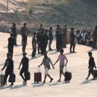 Personas rescatadas de centros de estafa en Myanmar llegan a Tailandia el 12 de febrero de 2025, en la zona fronteriza del distrito de Phop Phra, en el norte tailandés.