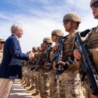 José Antonio Kast (i), saludando a militares en el punto de Observación Fronteriza en el complejo Chacalluta este lunes, en Arica (Chile).