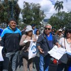 Con las facturas en mano, los vecinos mostraban el incremento de la tasa de recolección de basura.