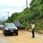 Con maquinaria pesada se limpió la Ruta del Spondykus en el tramo Olón - Montañita que sufrió un deslave por la lluvia