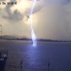 El sistema ECU 911 captó la caída de un rayo en el río Guayas, durante la tormenta eléctrica del 19 de febrero de 2026.