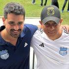 José Jiménez nuevo presidente del Emelec junto a un socio azul en el Capwell.