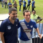 José David Jiménez durante la jornada electoral en el estadio Capwell, junto a hinchas.