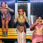 La propuesta escénica del Colectivo Barullo mezcla distopía, crítica social y experimentación teatral para reflexionar sobre el poder, la comunicación y las reglas que rigen la vida contemporánea.