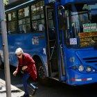 Referencia. Buses de transporte público protagonizan pelea en la avenida 12 de Octubre en Quito. El conductor fue desvinculado de la empresa.
