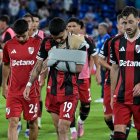 Tras una caída aparatosa, Páez evidenció un fuerte dolor en el hombro izquierdo.