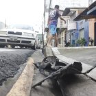 En la calzada quedaron partes del automóvil que fue incendiado, según registraron cámaras de videovigilancia.
