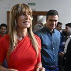 El primer ministro español Pedro Sánchez, mira a su esposa Begoña Gómez mientras emiten sus votos durante las elecciones generales de España, el 23 de julio de 2023.