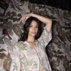 Paletas monocromáticas o fondos oscuros comunican elegancia contemporánea.