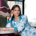 Los colores vibrantes como verde esmeralda, fucsia o amarillo expresan energía y creatividad.