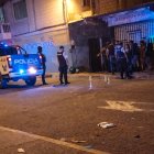 En el lugar en donde fue asesinado el guardia del bar se concentraron allegados, curiosos y policías.