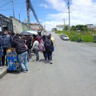 El diseño de las vías, que además tienen baches, promueve el exceso de velocidad y la inseguridad vial afuera de planteles educativos en el barrio El Pedestal.