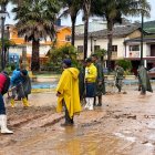 Deslizamiento en la vía Pindal–Pozul–Celica dejó varios metros de carretera cerrados y conductores varados durante horas.