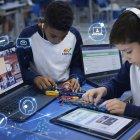 Instituciones educativas incorporan inteligencia artificial para personalizar el aprendizaje, fortalecer el pensamiento crítico y mejorar el rendimiento académico de los estudiantes.